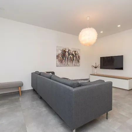 Angela Luxury Ii Apartment